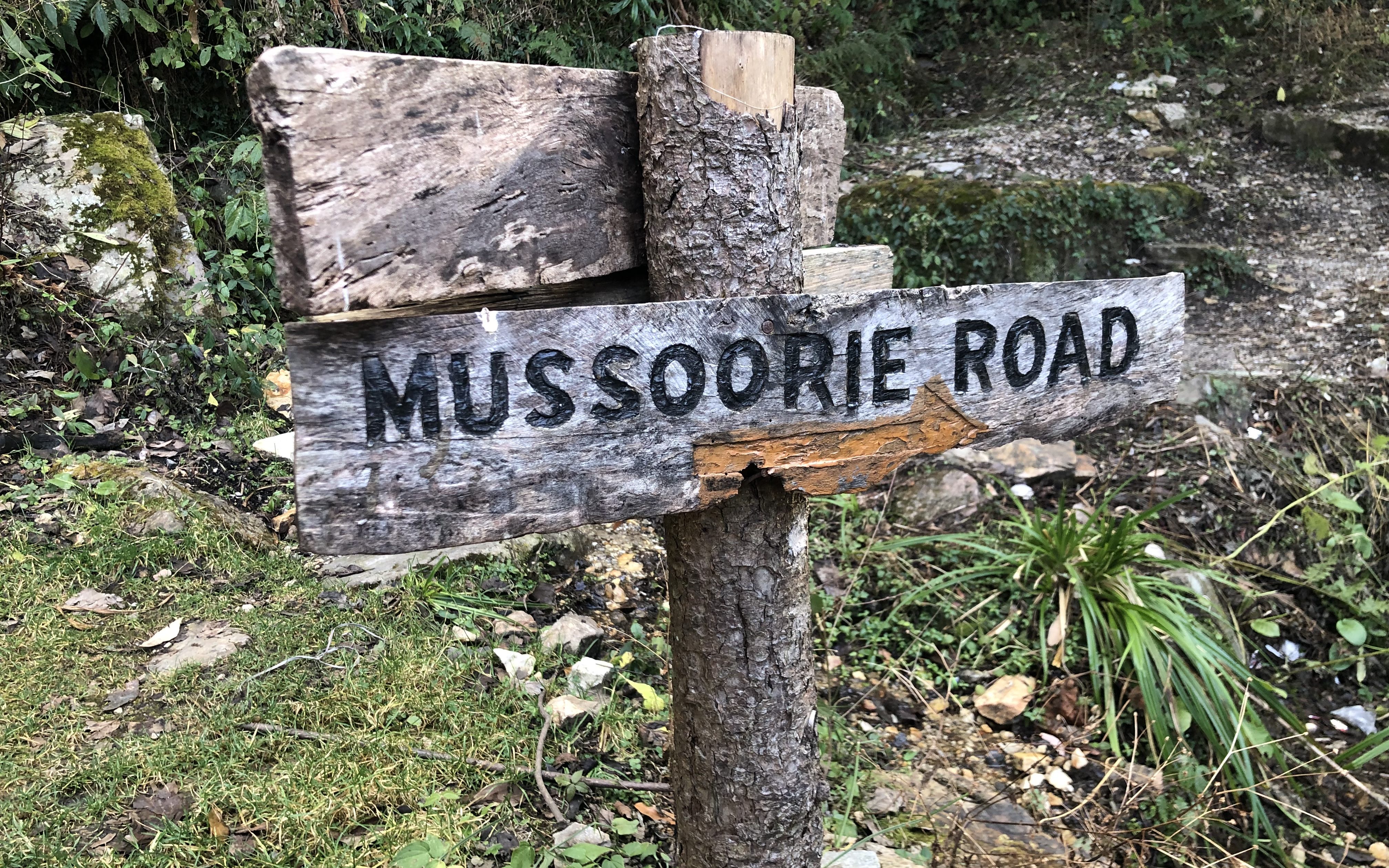 Signage on the trek route from Landour to Jabarkhet via Kolti Village.