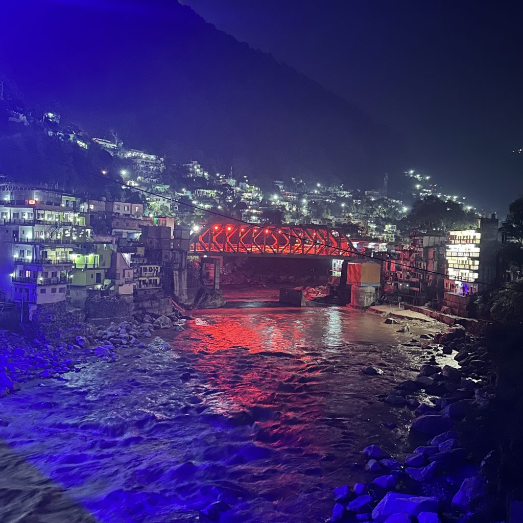 Karnaprayag town is located on the Badrinath Highway. This place has the confluence of Alaknanda and Pindar rivers.