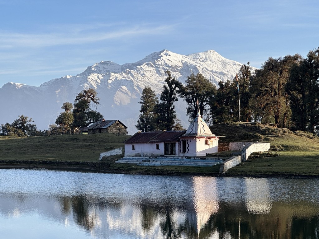 Mahasar Nag temple is located in district Tehri (Uttarakhand). Right in front of the temple is an alpine lake named Mahasar Tal. 