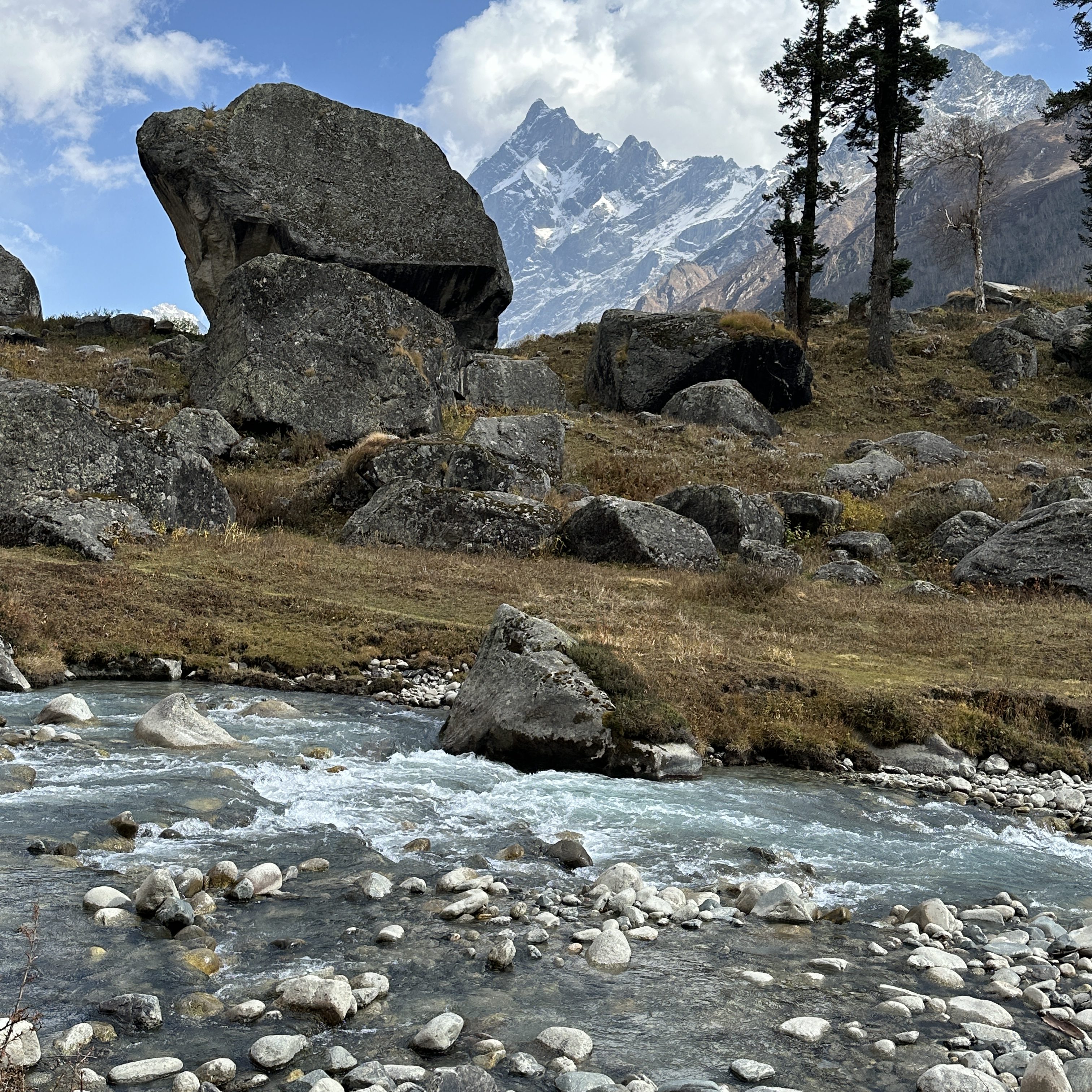 Har ki Doon summit point offers splendid views of the snow-clad mountains around. You get stunning views of the mighty Swargarohini peaks from here. District Uttarkashi, Uttarakhand. #treksinUttarakhand #harkidoontrek #valley