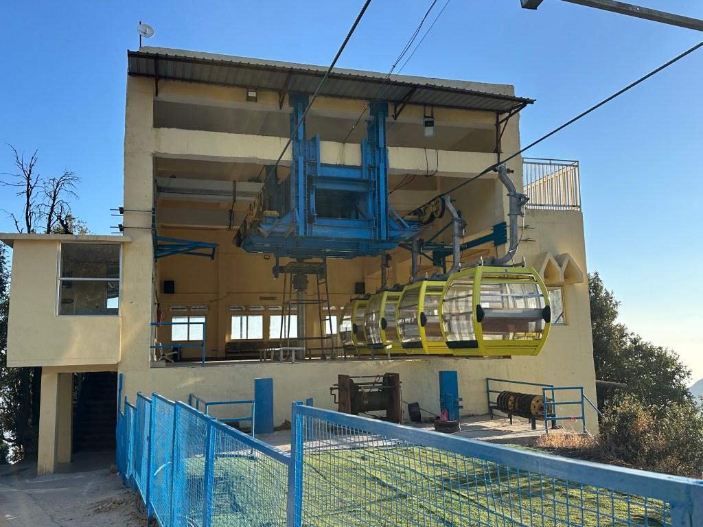 cable car photo near the entrance gate. you can take the cable car to Surkanda Devi temple, revered by people in the region. located in district Tehri Garhwal of Uttarakhand. If you are staying in Mussoorie/Dhanolti, this is a must visit place. 