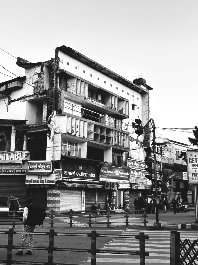 Digvijaay cinema (formerly Prakash Talkies). cinema halls of dehradun have died a tragic death. this is now a ruin. located right across the Clock tower. #cinemaofdehradun #theatresofdehradun #heritageofdehradun #dehradunhistory #uttarakhandhistory #clocktower #paltanbazaar