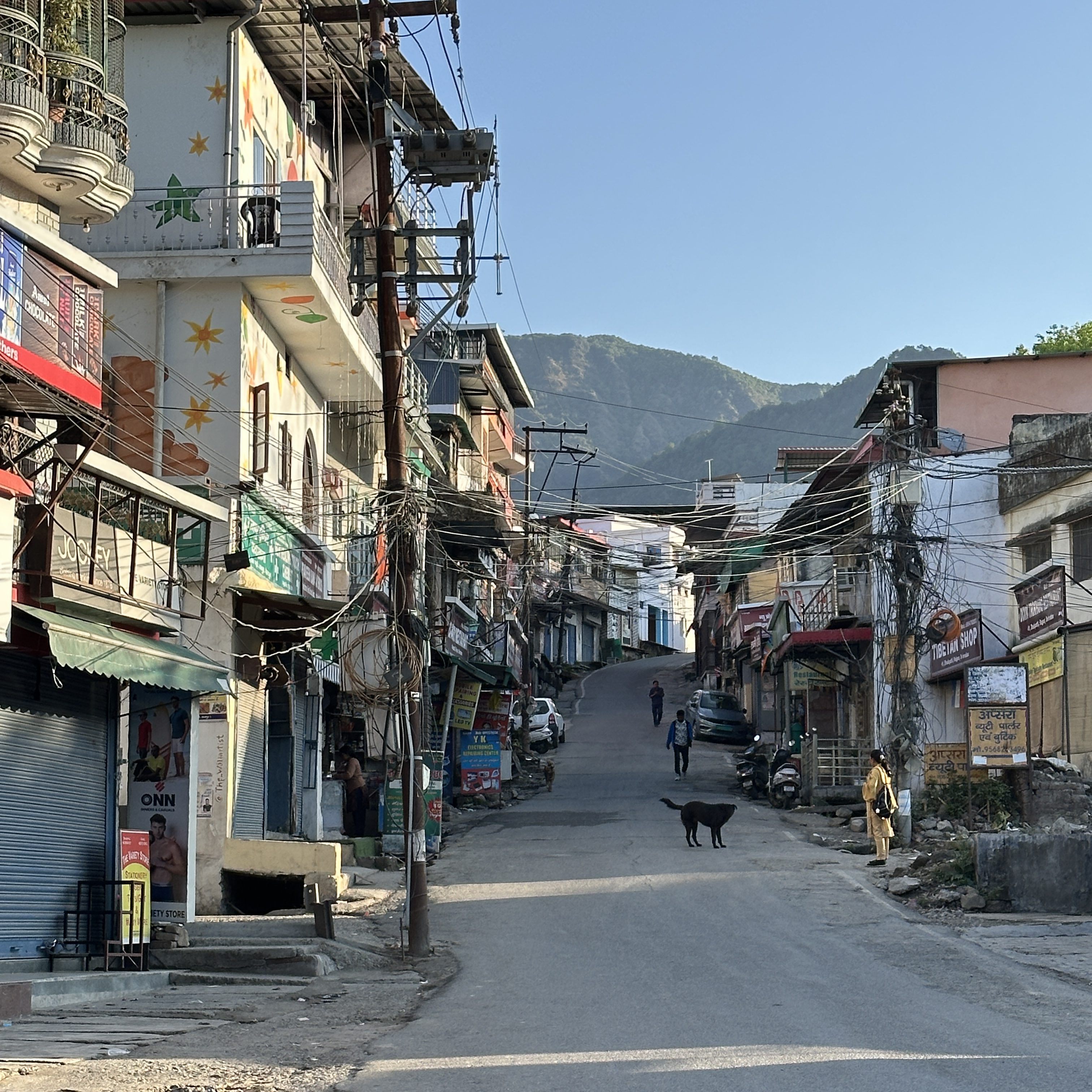 an early morning view of the Rajpur town. the ascending road meanders its way through the town. Mountains form a perfect backdrop. #rajpurtown #dehradun #walksindehradun #walksinRajpur #visitDehradun #morningwalk