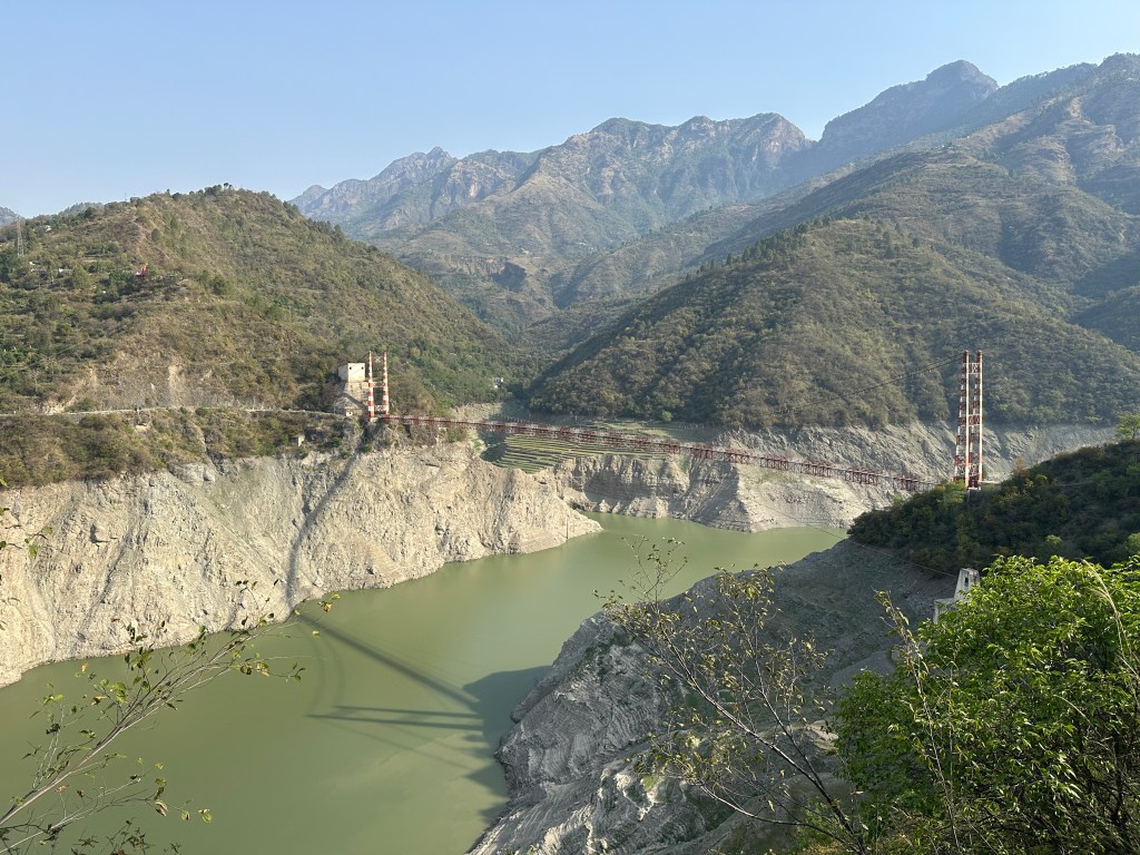 Peepal Daali bridge is built over the Bhilangana river in the bhilangana valley. The route leads to villages such as Rajakhet, Bhatwara and Khait. Khait parvat trek is also accessible via this route. #treksinUttarakhand #khaitparvattrek #devbhoomitreks #bridges #riverbridges #Uttarakhandbridges #peepaldaalibridge #bhilanganabridge #bhilanganariver