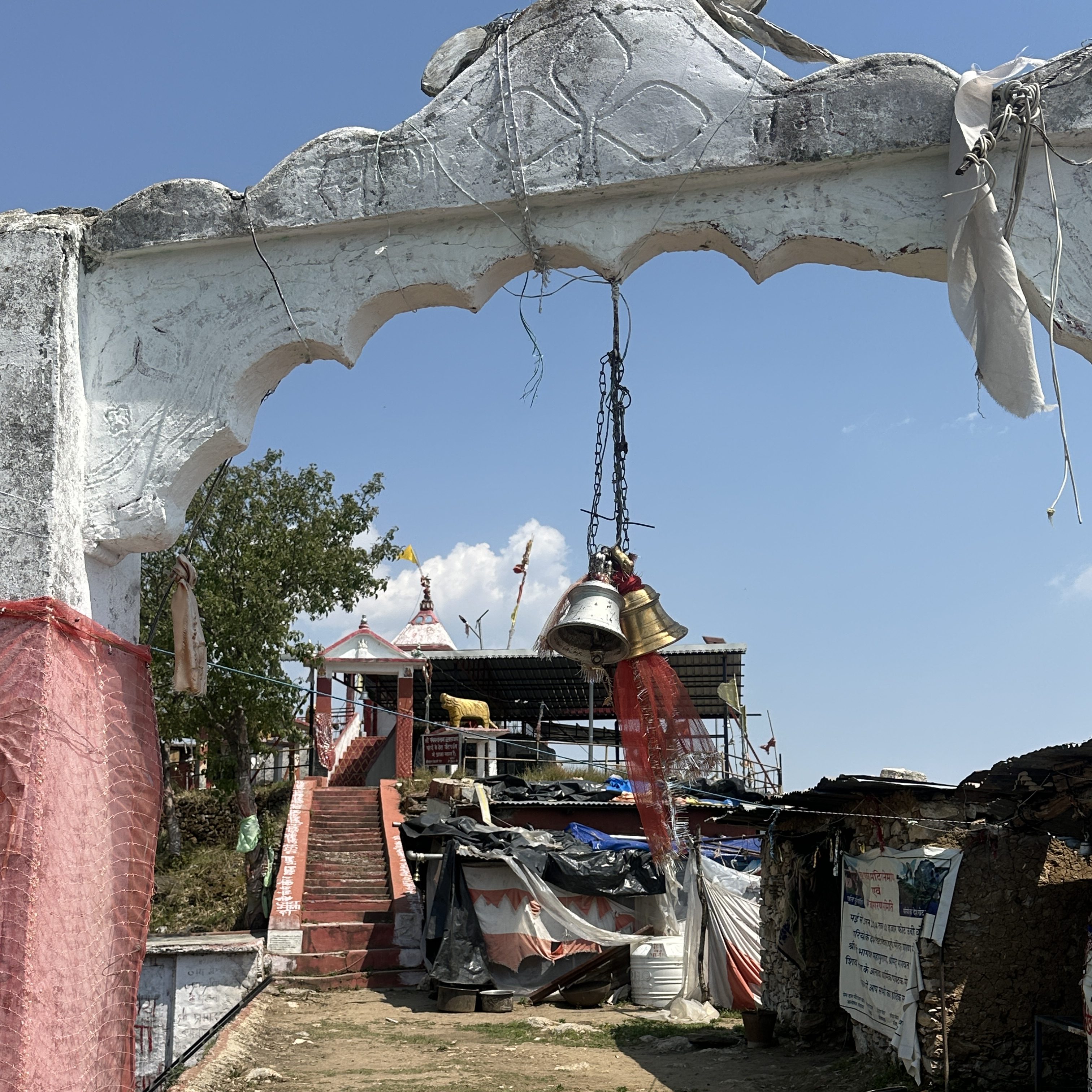 Khait Parvat—the land of fairies—is an interesting (and short) trek in Tehri district. The trek can be accessed via Bhatwara or Khet village. #tehridistrict #himalayantrek #trekking #devbhoomi #uttarakhandtreks #shorttreks #exploreUttarakhand #treksinUttarakhand #devbhoomitreks