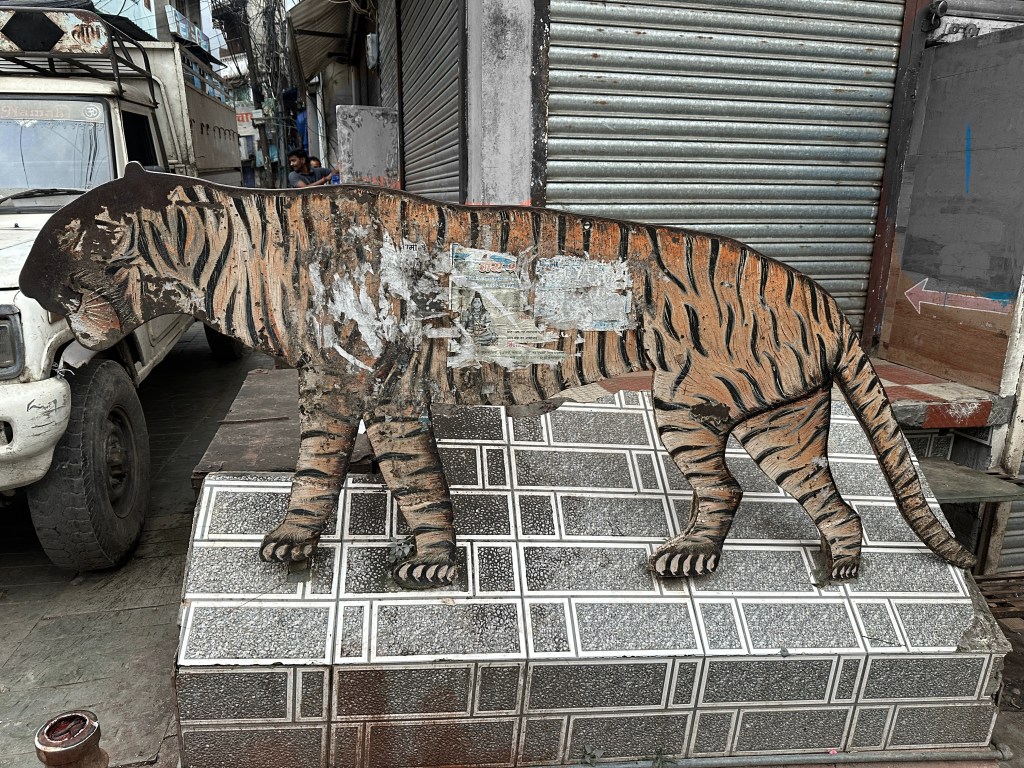 Lohe Ka Sher - the iconic stature / landmark at Chowk Bazaar, Almora town. #visitAlmora #Uttarakhand #thingstovisitinAlmora #LohekaSher #Chanddynasty