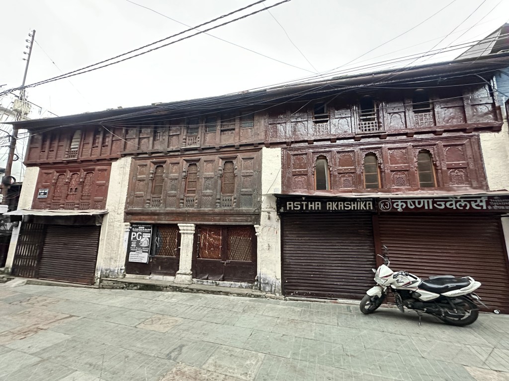 Famous streets and Bazaars of Almora town. this is the Khajanchi Bazaar where , during the reign of Chand rulers, used to have shops of Moneylenders and wealthy merchants #streetsofAlmora #visitAlmora #KhajanchiBazaar #visitUttarakhand #history #Almorastreets #oldstreets #devbhoomiUttarakhand #thingstodoinAlmora