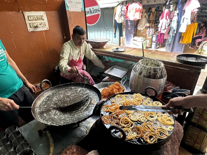 The unnamed Jalebi shop of Almora. Started by Mr. Keshav Dutt Joshi (Keshav Halwai), has been selling doodh-jalebis for over 8 decades now. #cuisinesofAlmora #AlmoraMithai #Uttarakhandcuisines #sweetshopofAlmora #Almoraheritage #walksinAlmora #visitAlmora #foodtrailAlmora