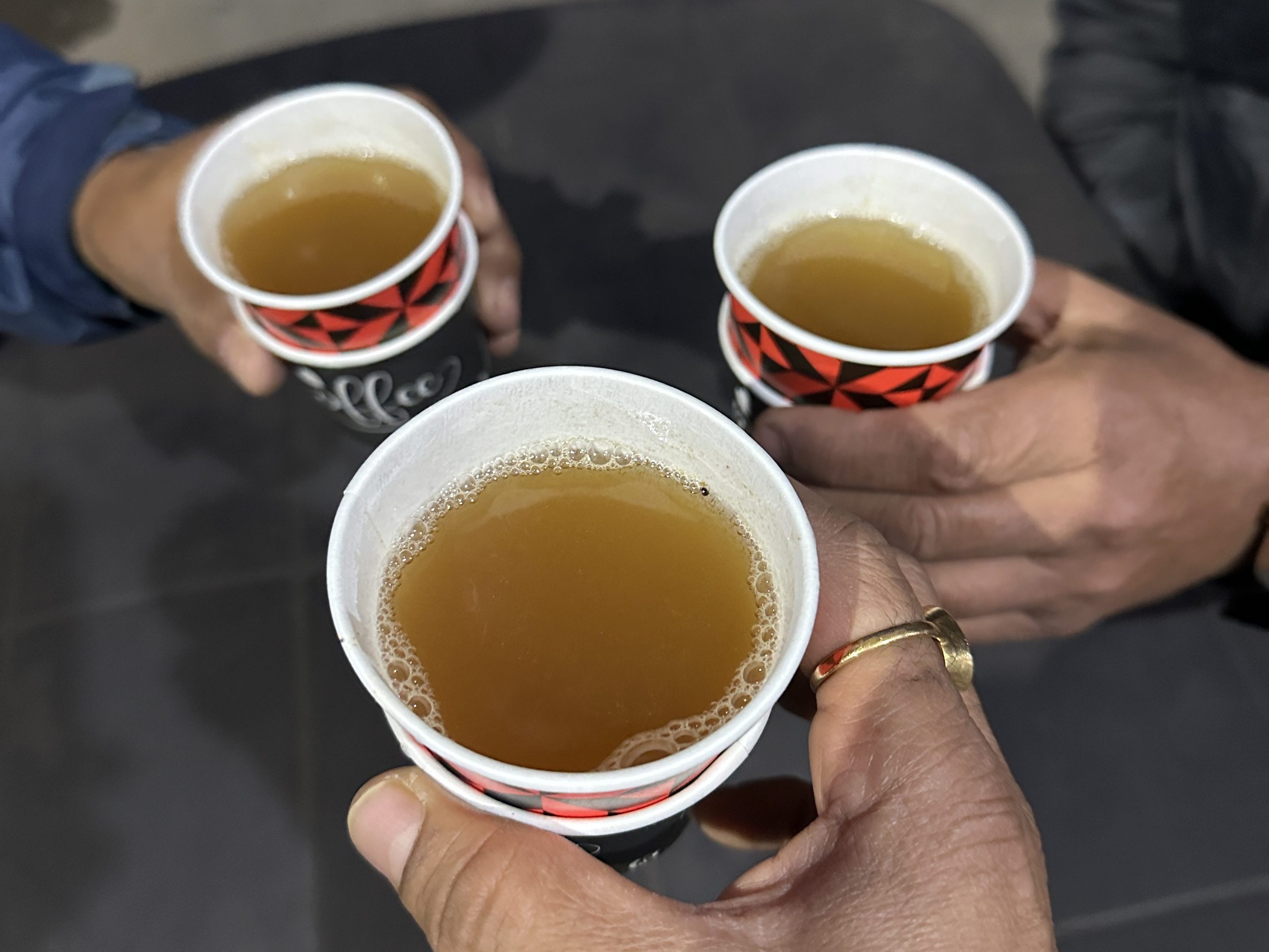 Cup of Hot lemon honey ginger tea at Shreya Tea Stall, Shehenshahi Ashram, Rajpur village, Dehradun. This has been one of my favorite places and from here one can undertake numerous trails including Jharipani (or the Kipling trail), Shikhar Falls, Sura Devi temple and others. 
#Dehradunshacks #teacorner #eateryinDehradun #Dehradunfood #rajpurvillage #shehenshahiashram #KairwaanGaon