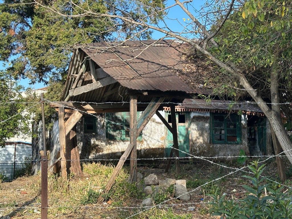 The old Halfway House at Jharipani now lies in ruins. Many decades ago when no motorable roads existed here, this used to be the rest point for people heading to Mussoorie from Rajpur/Dehradun, and this was roughly the half-way mark from either side. People would stop here for snacks before proceeding onto their journey. #oldstructures #mussoorietrail #jharipanihouse #trails #Uttarakhand #history 