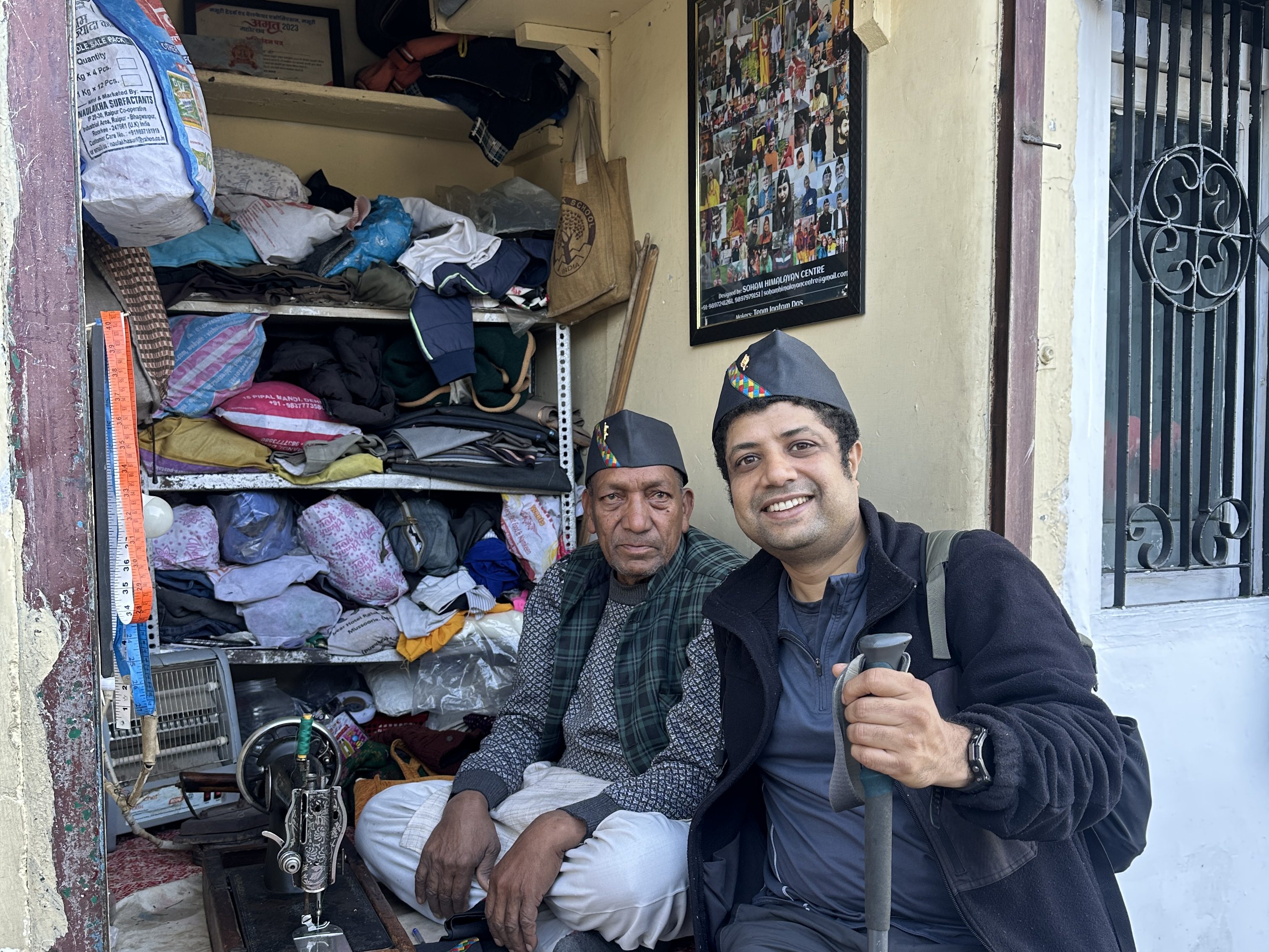 Meeting Jagtam Das Ji, the man behind the iconic Garhwal Topi. Location - Landour, Mussoorie. #garhwalitopi #cap #landourtrails #humansofLandour #dehradun-Mussoorietrek #treksinDehradun #peopleoflandour #famoustopi #humanstories #personalities