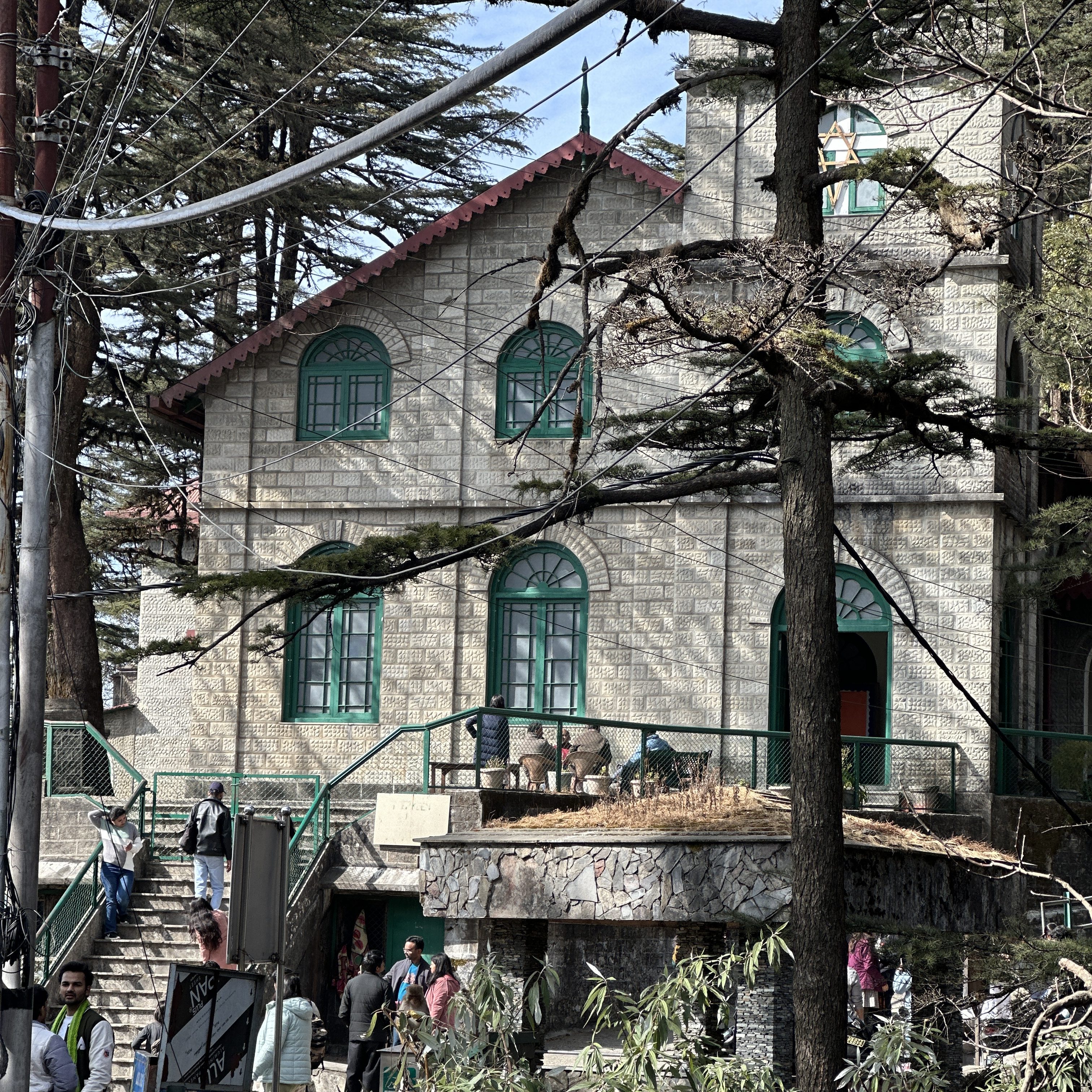 Kellogg Memorial Church, brimming with tourists on a weekend Sunday. The church was built here in 1903, and is located on the landour loop. If you walk from the Char Dukan towards Sister's Bazar, you will pass by this building. #Landourchurch #richhistory #oldheritage #Landourwalks #Mussooriewalks #placestovisitinMussoorie #weekendvibe #visitMussoorie #visitLandour