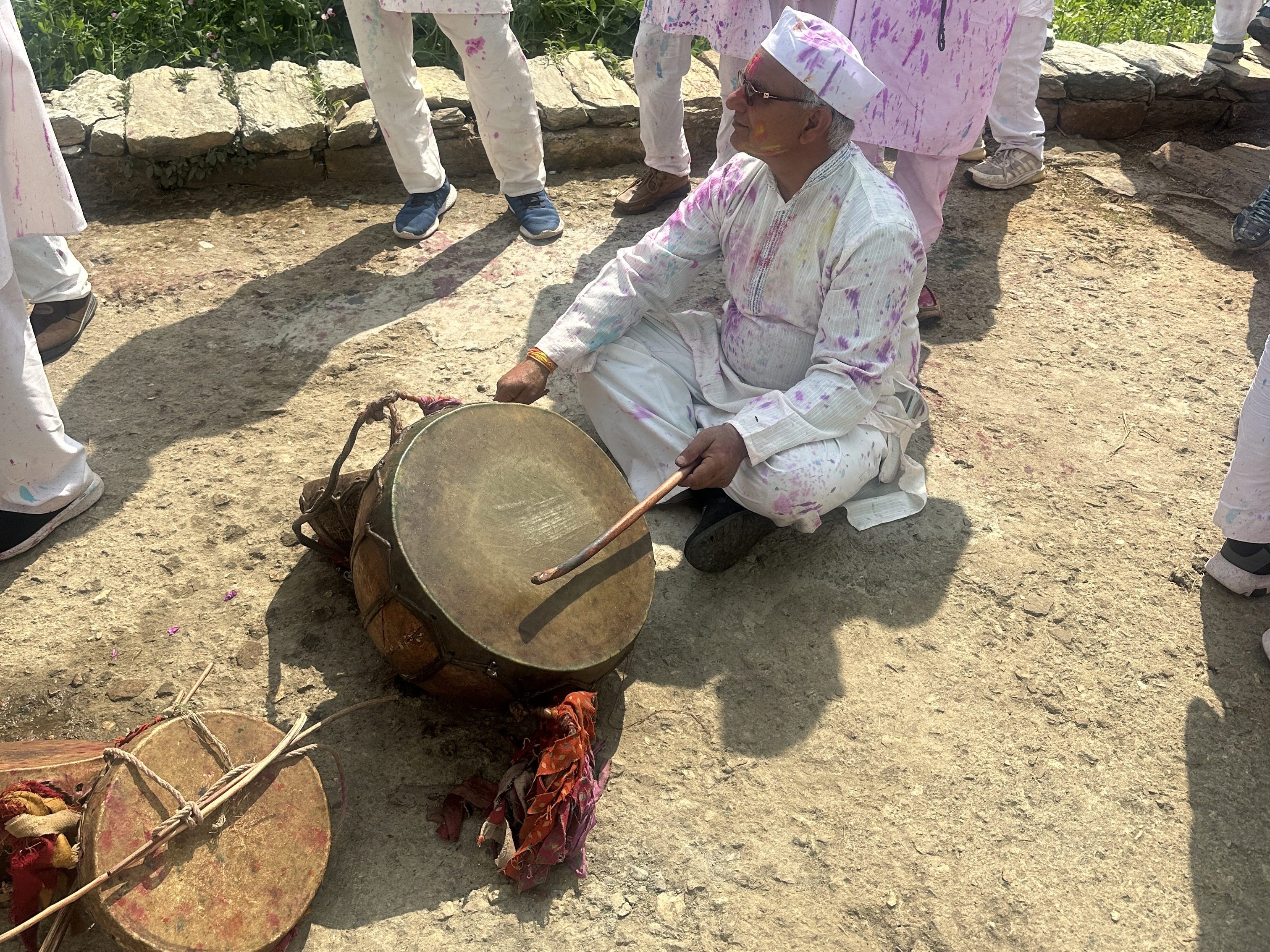 Man seated playing dhol during Baithaki Holi in Barsayat village, Berinag. #traditionalinstrument #Dholdamau #Uttarakhandmusic #folkmusic #Uttarakhandculture #Pahadiholi #KumaoniHoli #Berinag #Pithoragarh
