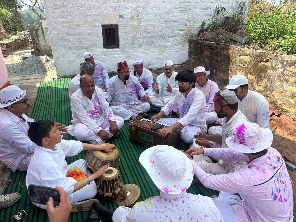 Kumaoni Baithaki Holi - at Barsayat village, berinag block district Pithoragarh, Uttarakhand. #Kumaonholi #traditionsofUttarakhand #Holitime #pahadiholi