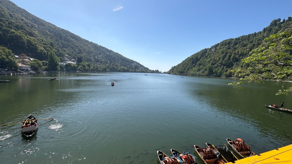 View of Naini Lake , Nainital, Uttarakhand. A pristine high altitude lake nestled in the heart of this picturesque hill station. #lakeview#nainitallake #summertime #hillstation #visitUttarakhand #hillstationsofIndia #DevbhoomiUttarakhand #pahad