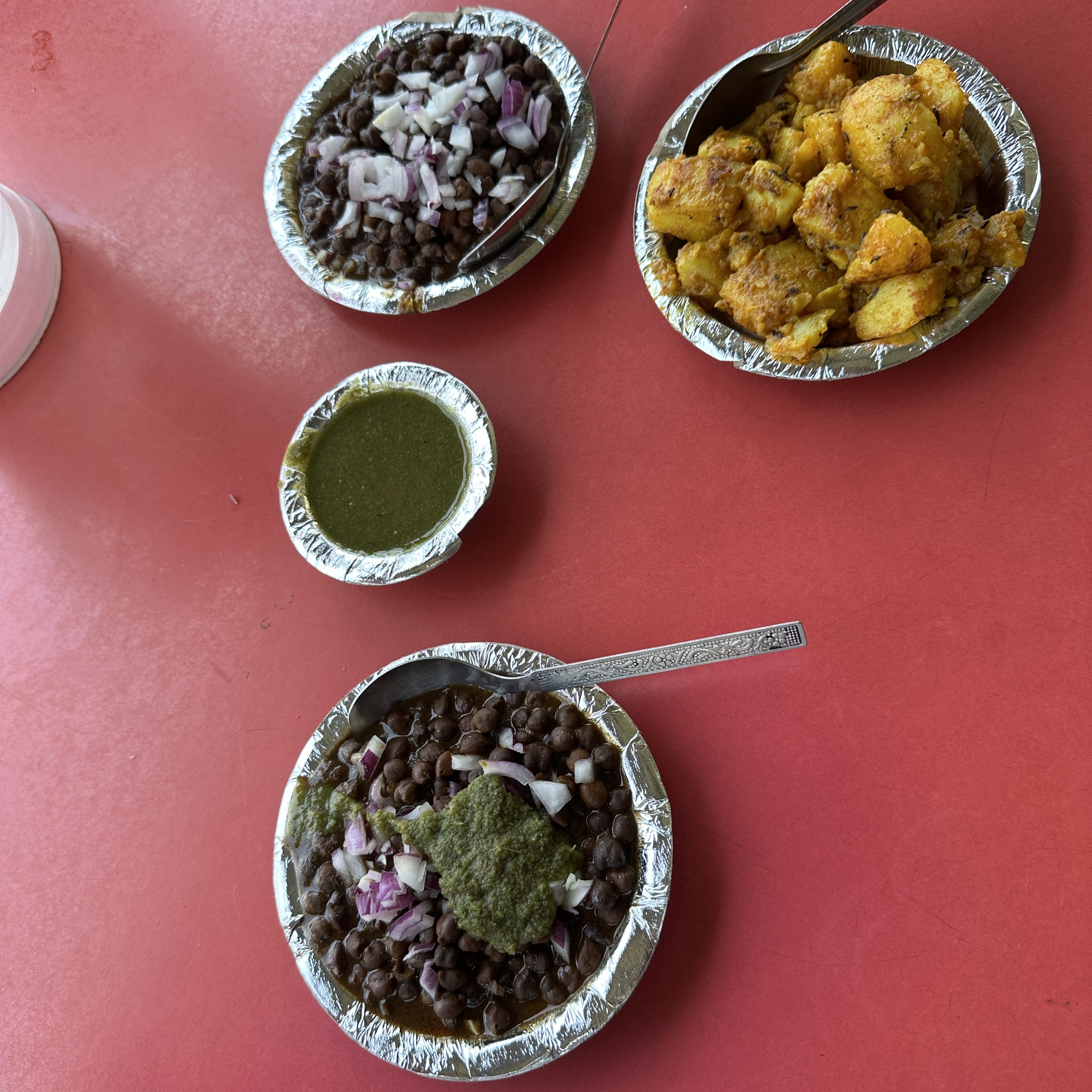 Boiled black chickpeas and Aloo ke Gutke at Verma Jalpan Grah — a taste that has remained unchanged through the years. Restaurant located on the main Haldwani-Nainital Highway, at Jeolikote town. #Nainitalroadtrip #Pahadicuisine #Kumaonicuisine #Localflavour #MemoriesofUttarakhand #DevbhoomiUttarakhand